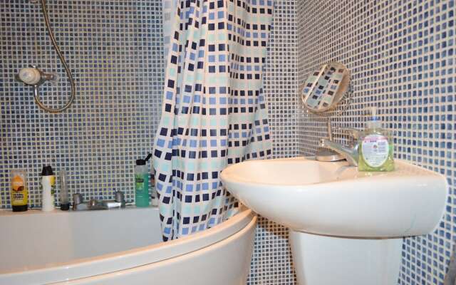 Modern 1 Bedroom Apartment With Balcony