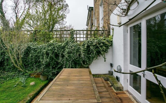 Beautiful 2 BED Garden Apartment