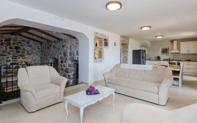 Stunning Home in Lovorno With Wifi and 5 Bedrooms