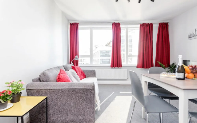 Stylish Riverview Apt with Roof Terrace