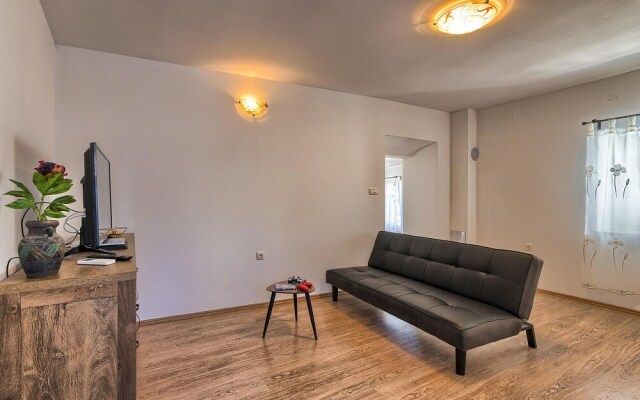 Amazing Home in Liznjan With Wifi and 3 Bedrooms