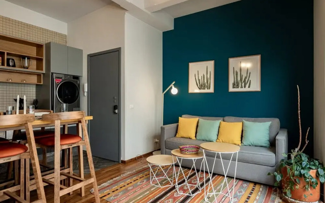 Hip, Tech Top Floor Apt, w/ Private Terrace