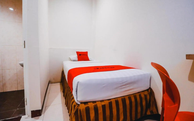 Reddoorz Plus near Makassar Town Square