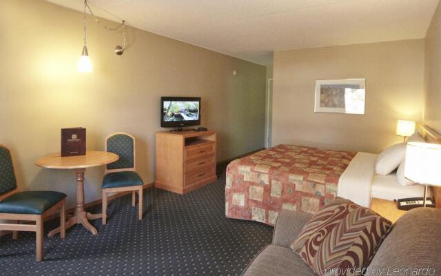 Colonial Square Inn & Suites