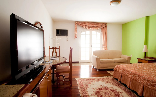 Colonial Plaza Hotel