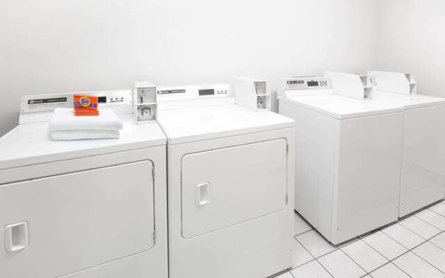 Super 8 by Wyndham Redmond