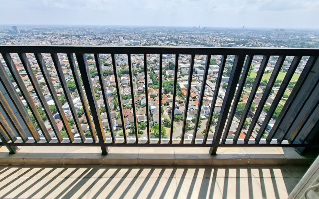 Wooden Accents 1Br Without Living Room At Bintaro Embarcadero Apartment