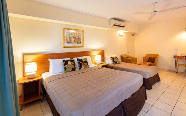 Cairns Queens Court – Guest Rooms – Cairns