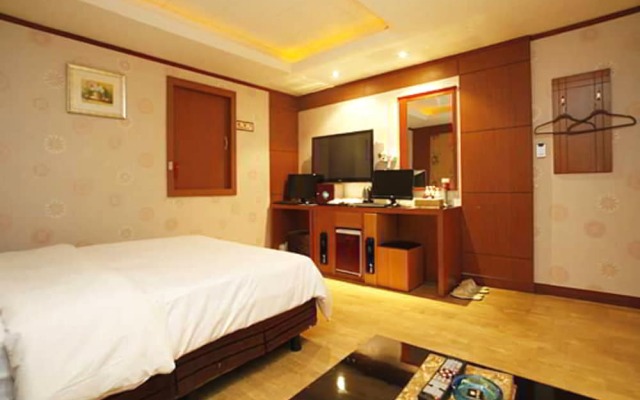 Two Be In Tourist Hotel