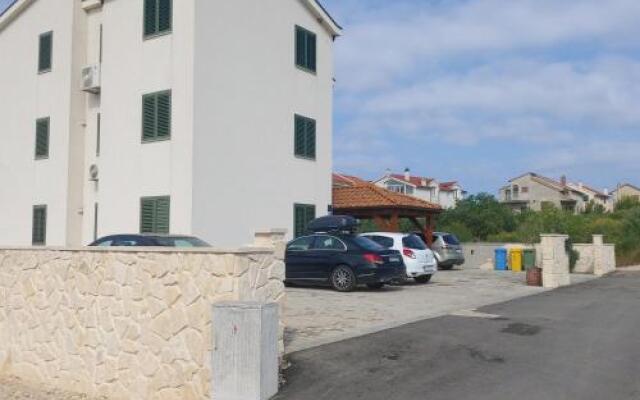 Laura Apartments