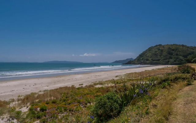 Beachfront Hideaway - Matarangi Holiday Home
