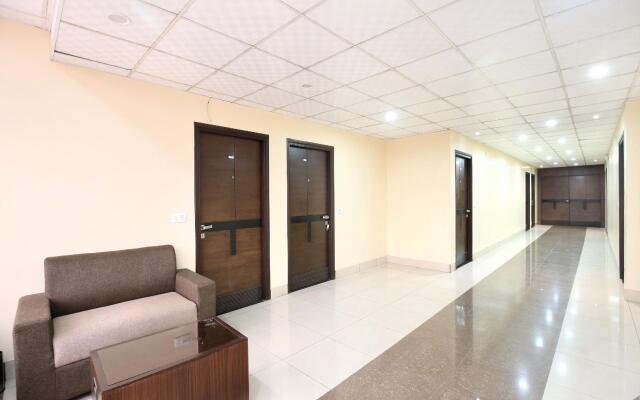 OYO 16827 Hotel Grand M Lajjo