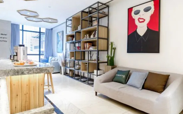 Cheezo High altitude river view Hotel ( Jiefangbei hongyadong store)