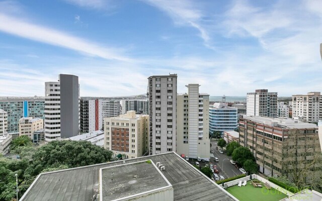 QV Central Upscale Apt in a Hotel (929)
