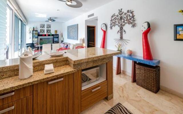 Beachside Retreat - Mujeres Bailando