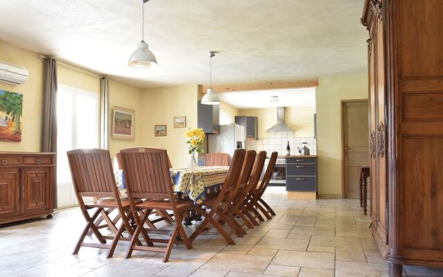 Spacious Villa in Vaison-la-Romaine with Swimming Pool