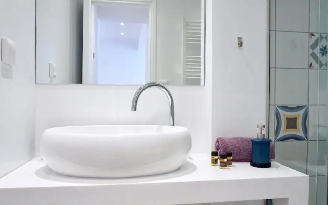 Warm & Spacious Apt in Athens