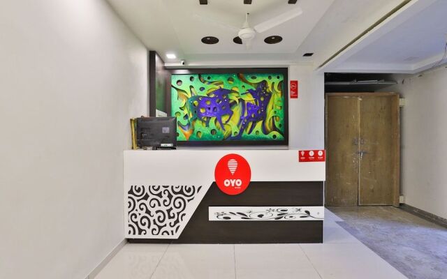 OYO 13033 Hotel Raadhe