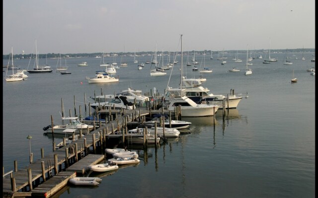 Dering Harbor Inn