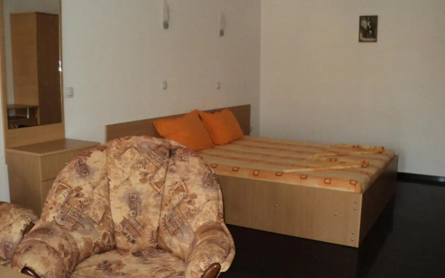 Meni Apartments and Guest Rooms