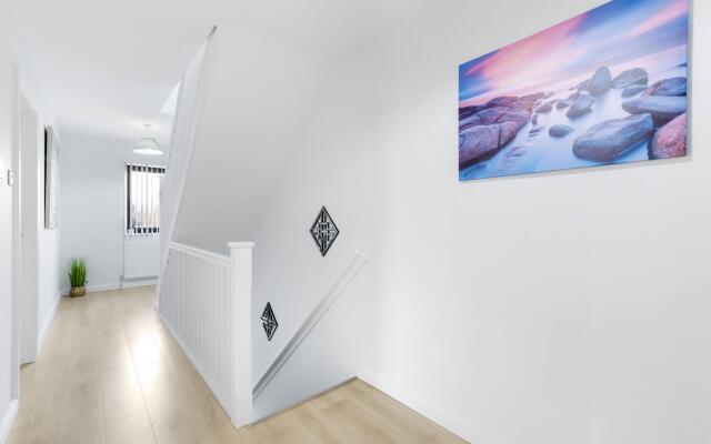 Modern 4 Bedroom House 03 With Parking in Farnham