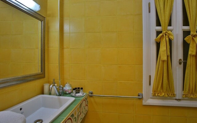 Efchi Suites 1904