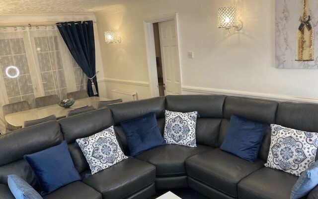 Stunning 4-bed House in Rochester