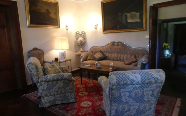 Elegante Appartamento in Villa con Piscina