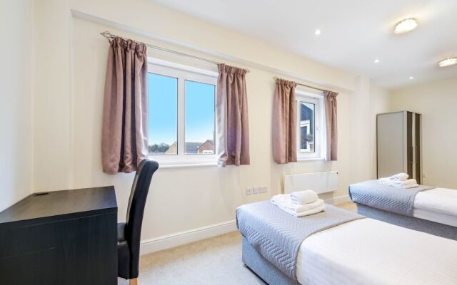 Luxury 3 Bedroom Apartment with Parking