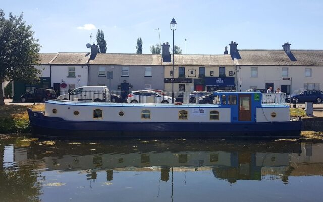 Roisin Dubh Houseboat