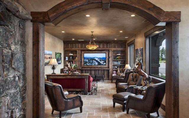 Glacier International Lodge