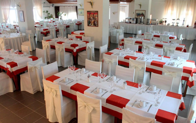 Famissi Eden Hotel