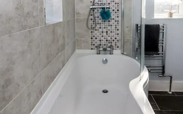 Lovely Rooms in a Quiet Place of Woking