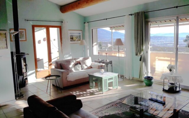 Peaceful Villa in Saint-Saturnin-lès-Apt with Swimming Pool
