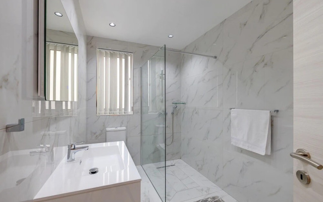 Stylish 2BR Apartment in Central St Julians