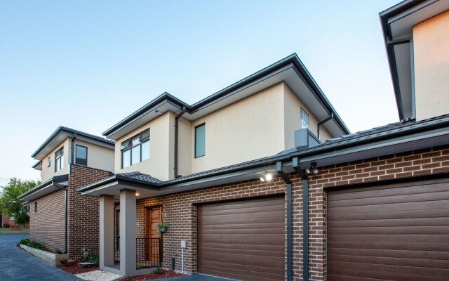 AU.JOY 3 Bed Townhouse Burwood 3