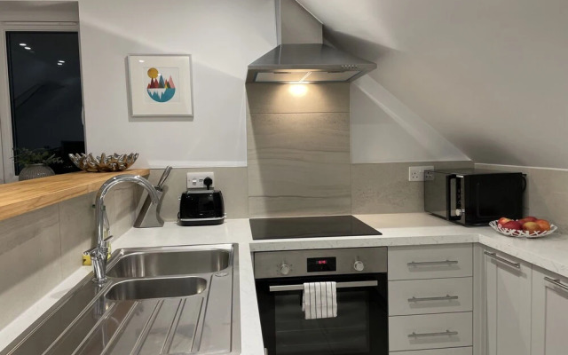 5 Star Unique Luxury Detached Apartment in Windsor