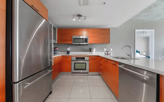 Lovely Condo|Pool & Parking at Midblock