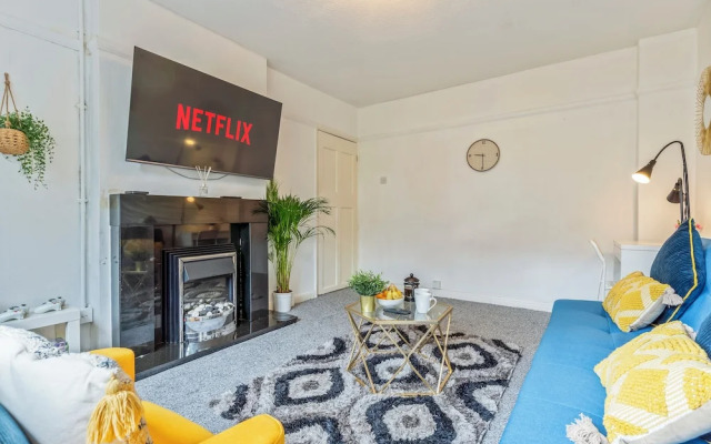 2 Bedroom Apartment - Parking, Wifi, Central