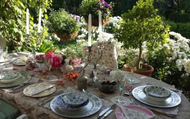 Three Oaks Bed  Breakfast