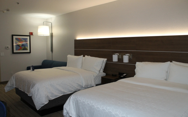Holiday Inn Express & Suites Tulare by IHG