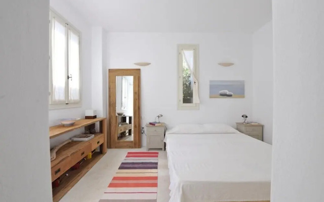 Elegant, laid-back and by the sea by VillaRentalsgr