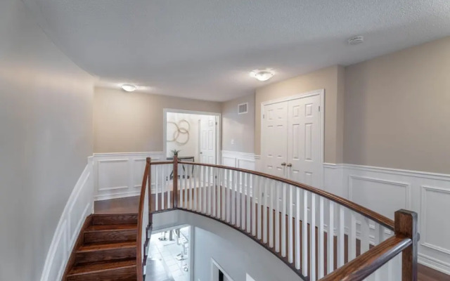 Stylish 4BR Oasis Peaceful Mississauga Location