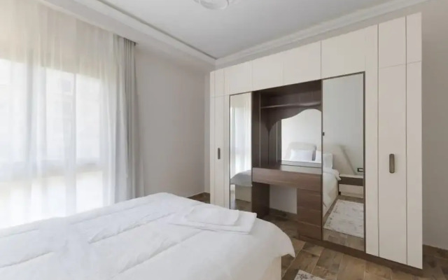 Upper Duplex 3BR in Eastown Sodic