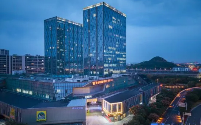Vienna International Hotel (Xuzhou High-speed Railway Station Convention Center)