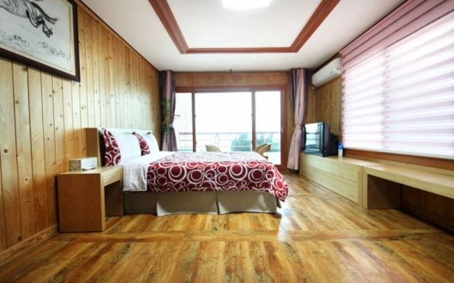 Seogwipo Hyeongjebawibada Pension