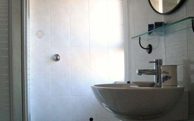 Metropolis Rooms & Services