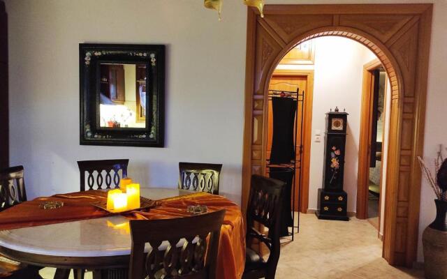 Reisis Family Residence