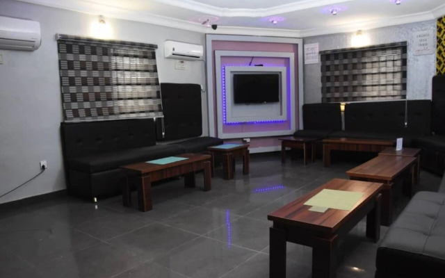 Impeccable 1-bed Executive Luxury Hotel Apartment