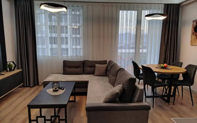 7th Floor Cozy Condo With Parking, Pool, Fitness !